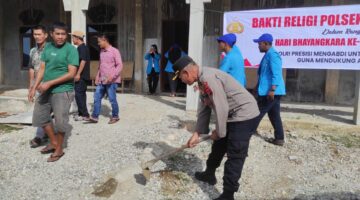 Polsek Putri Betung Bersama Mahasiswa Unsam Gelar Gotong-Royong